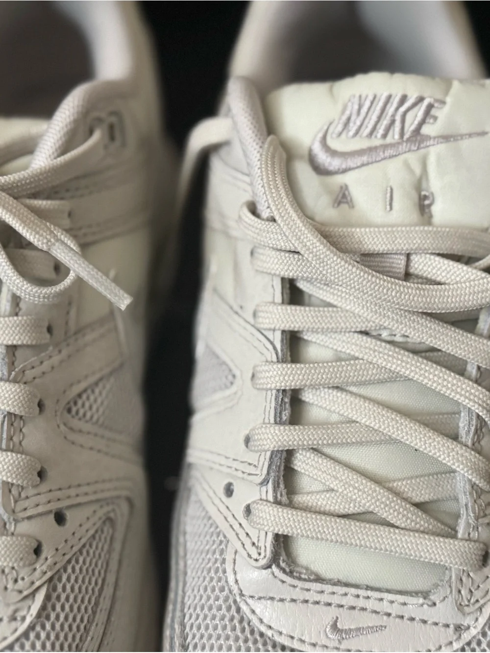 Nike  Air Max women size 8.5 Sneakers  sport shoes in Beige